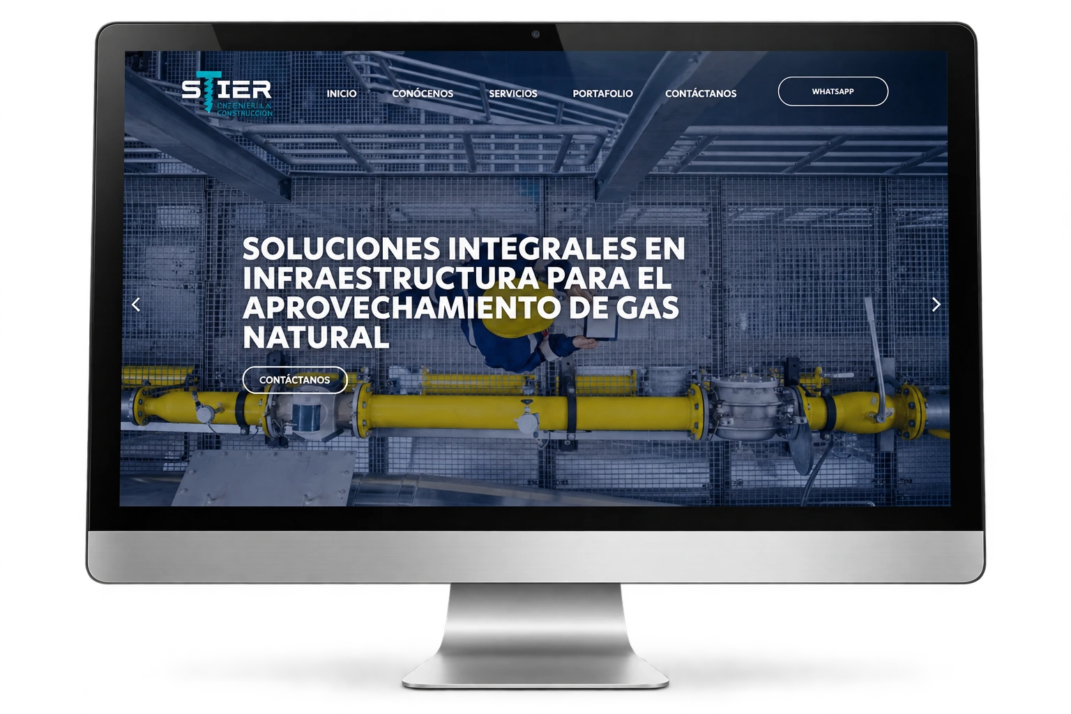 Mockup de monitor con el sitio web STIER